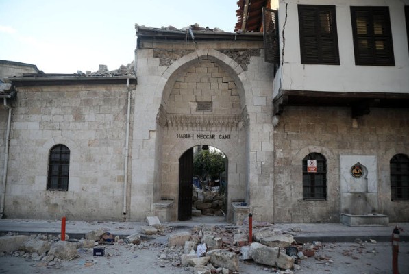 Antakya'daki 14 asırlık Habib-i Neccar Camisi depremde yıkıldı